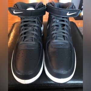 NEW - NIKE AIR FORCÉ 1 MID EVO, SIZE 11